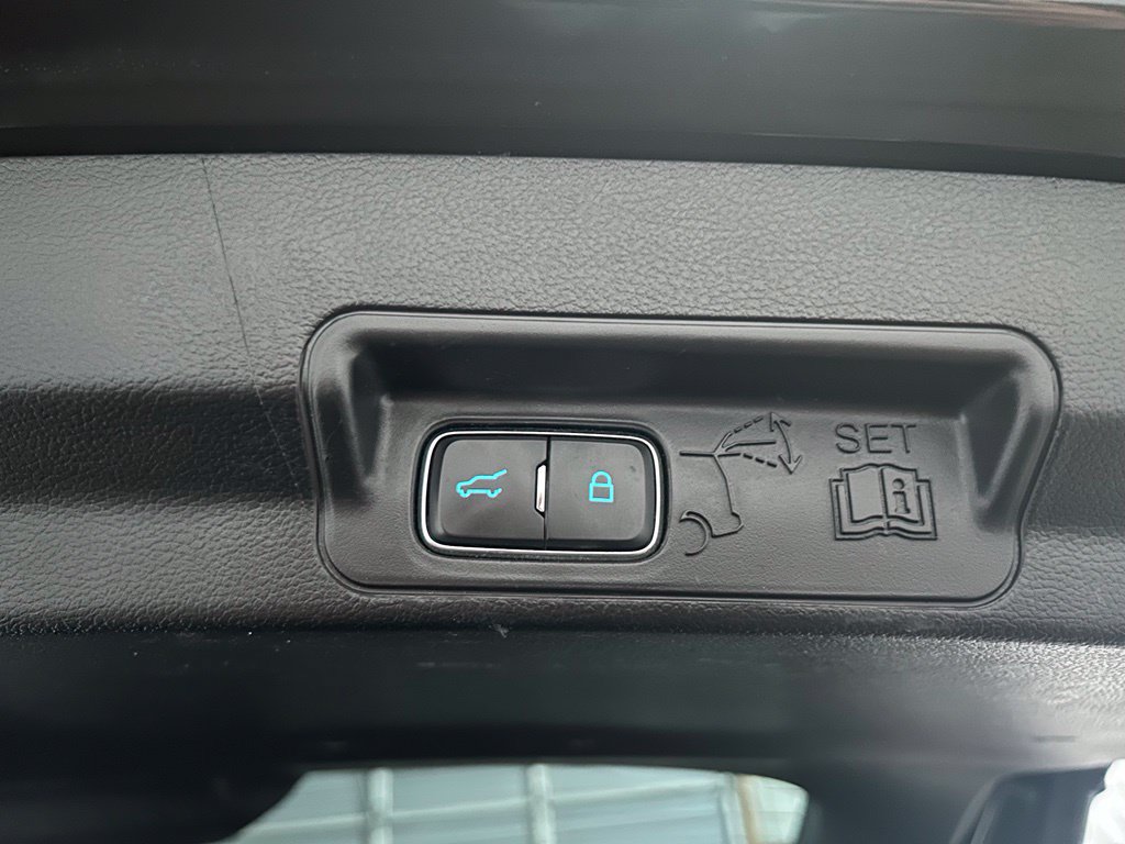 Used 2022 Ford Explorer XLT w/ XLT Sport Appearance Package AWD/4WD image 15
