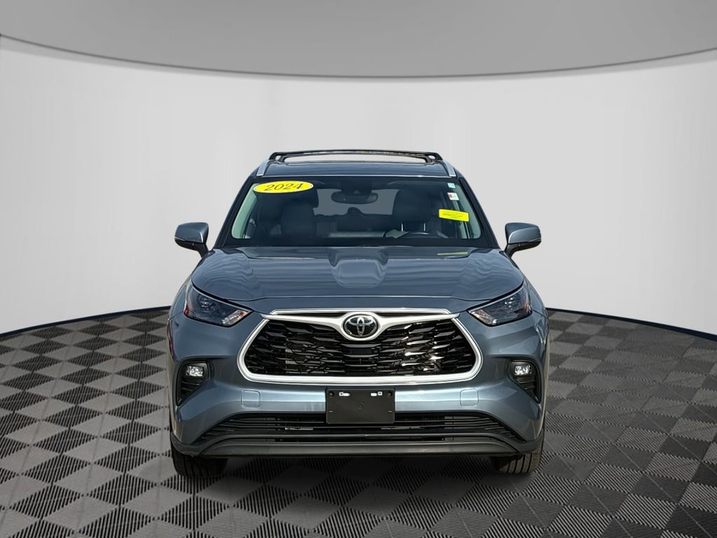 Used 2024 Toyota Highlander XLE image 2