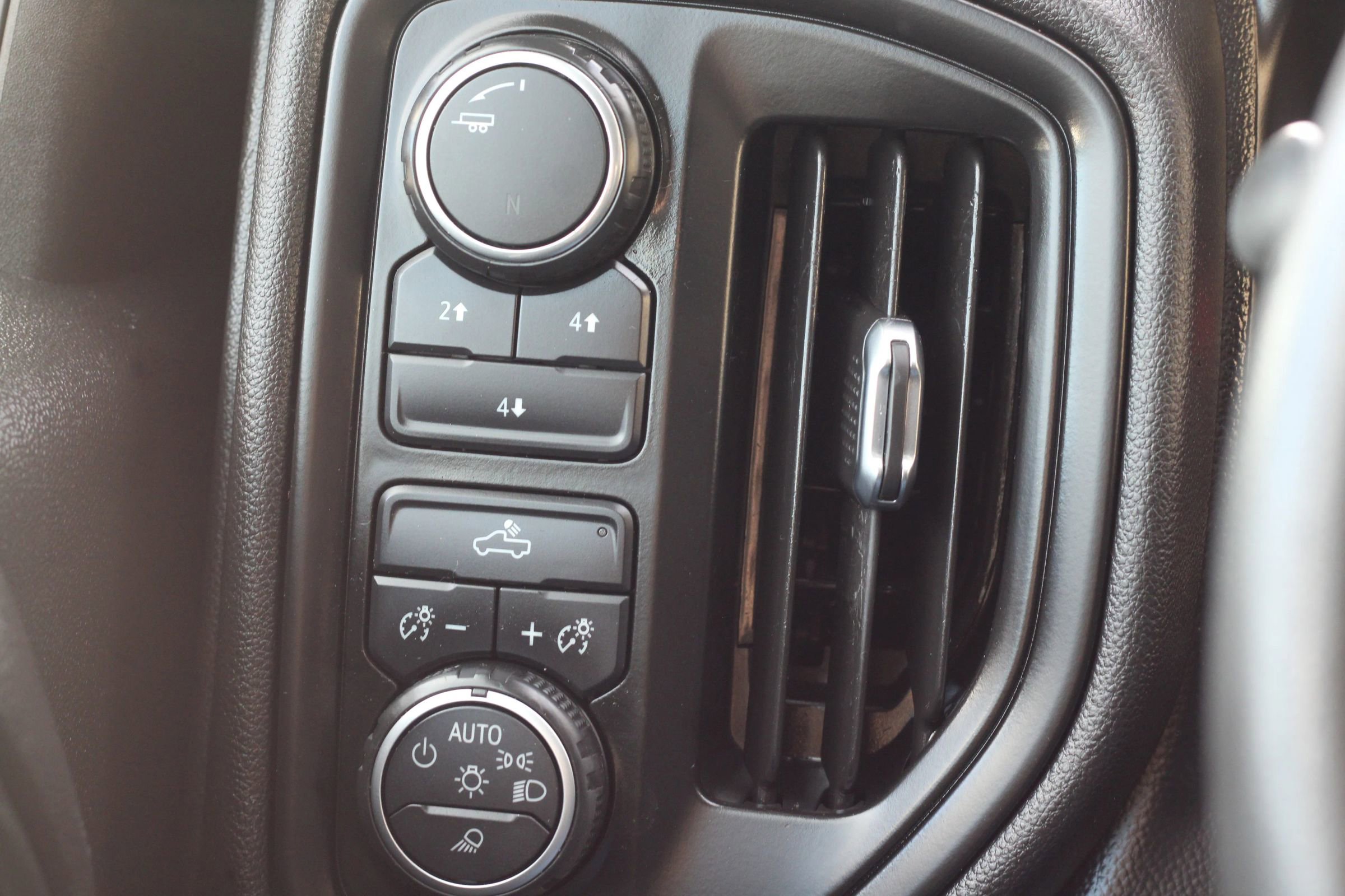 Used 2020 Chevrolet Silverado 2500 Custom w/ Custom Value Package image 19