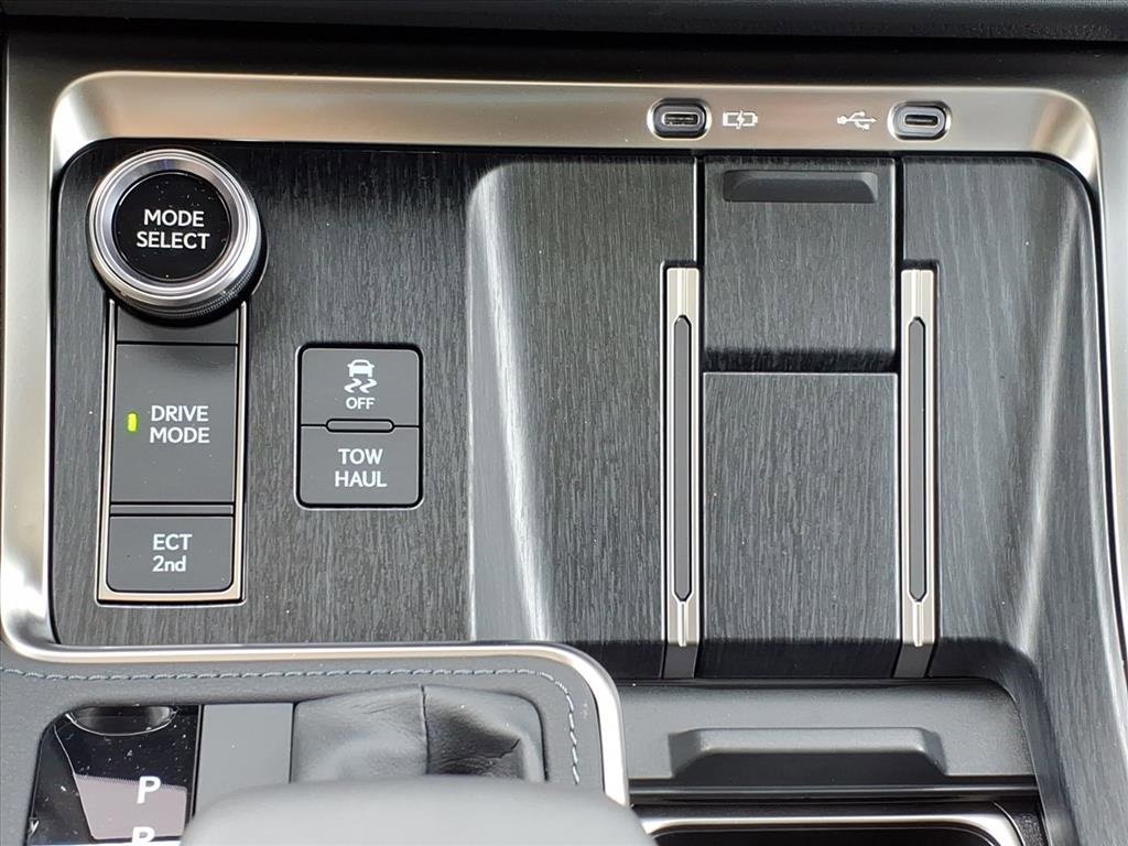 Used 2025 Lexus GX 550 w/ Accessory Package (2T) image 18