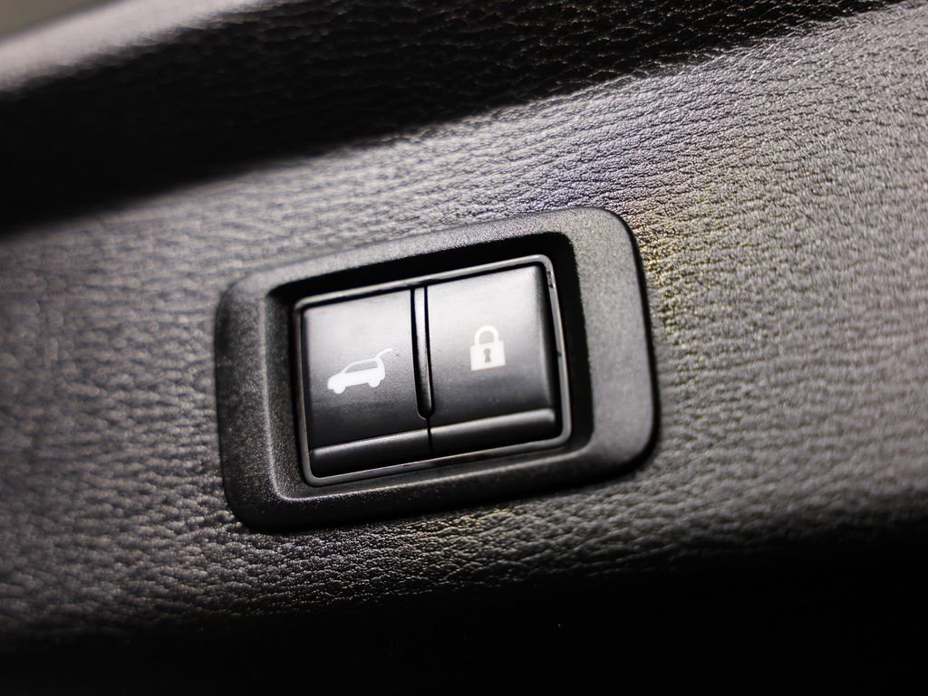 Used 2025 Mitsubishi Outlander SE image 16