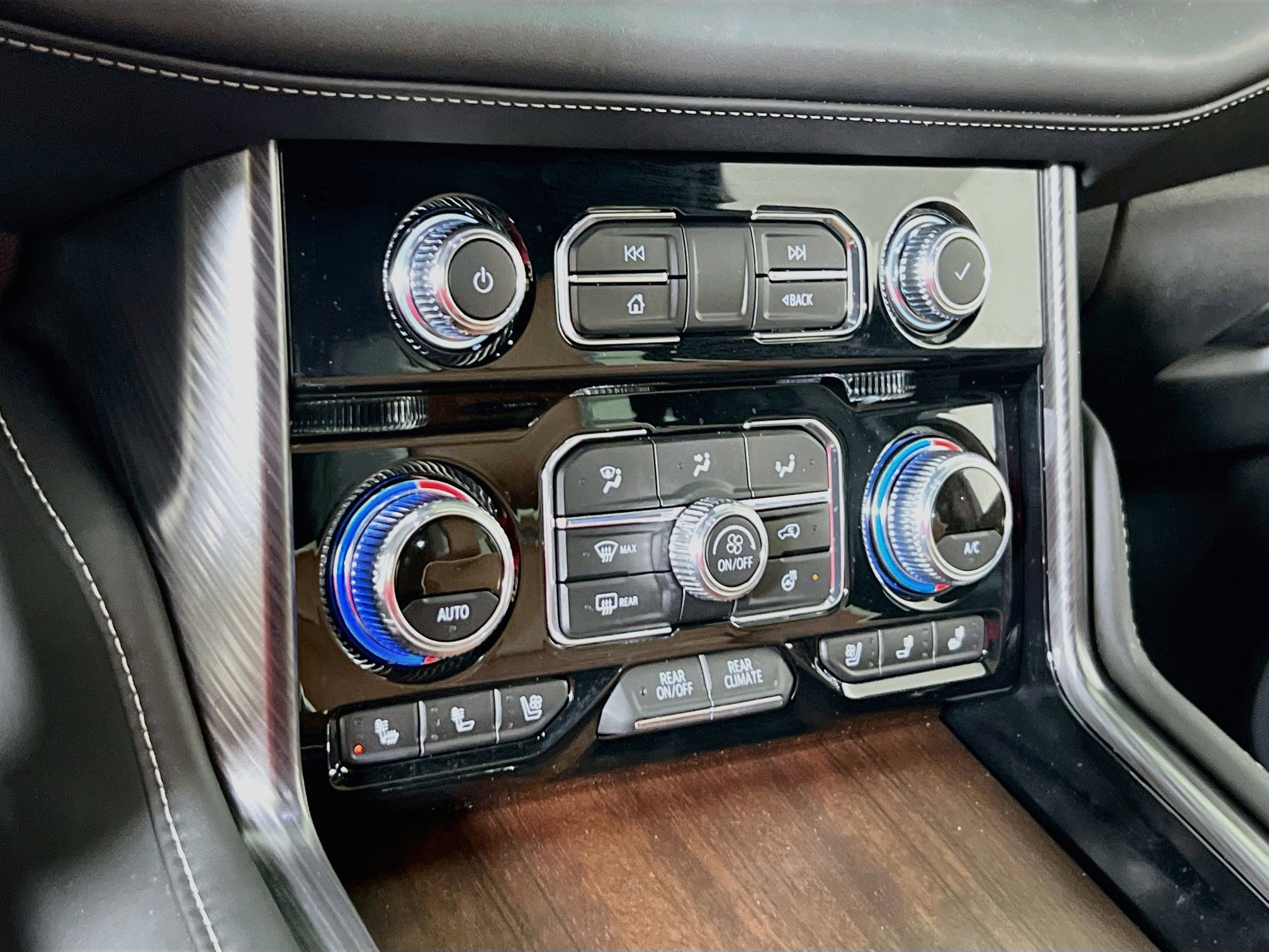 Used 2024 GMC Yukon XL Denali Ultimate image 16