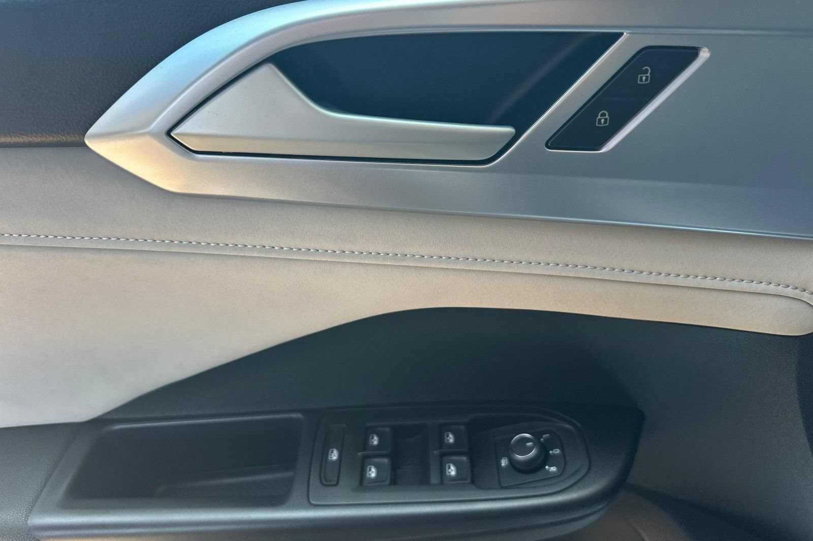 New 2026 Volkswagen Taos SE FWD image 9