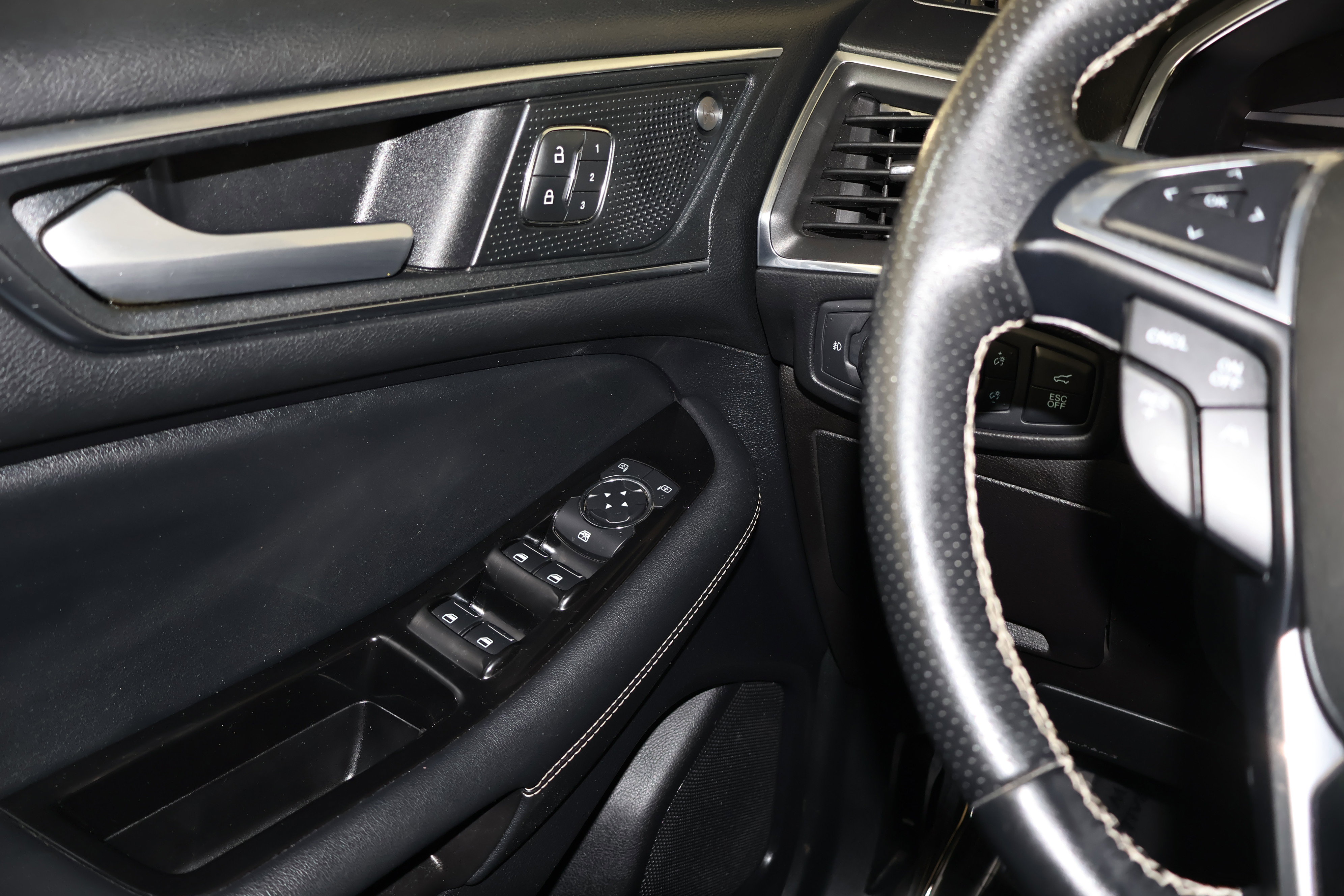 Used 2019 Ford Edge ST w/ Convenience Package image 33