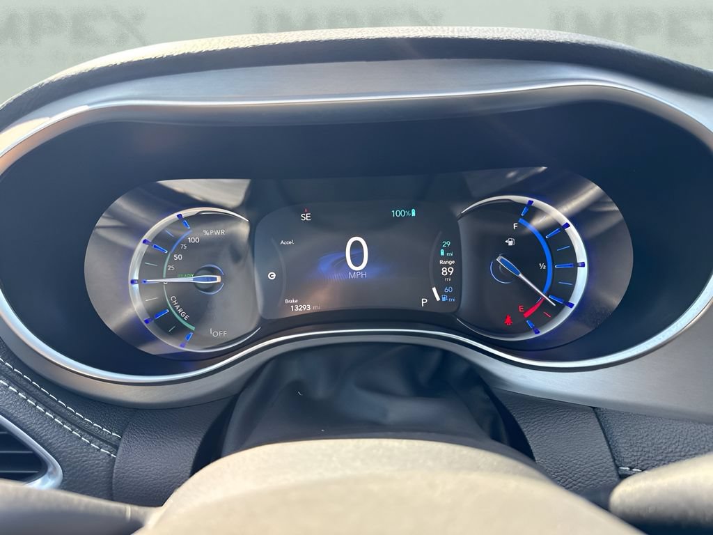 Used 2024 Chrysler Pacifica Premium FWD image 24