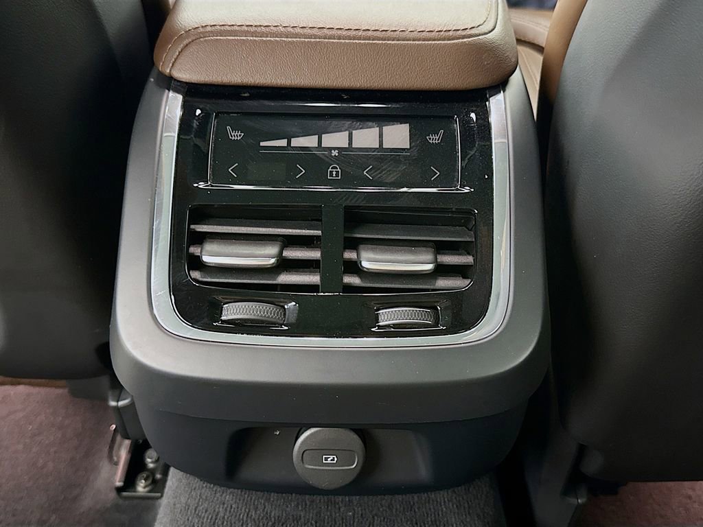 Certified 2024 Volvo V60 B5 Cross Country Ultimate w/ Protection Package Premier AWD/4WD image 27