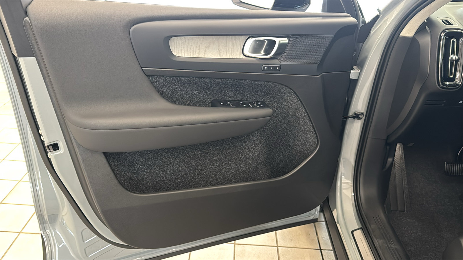 New 2026 Volvo XC40 B5 Core w/ Protection Package Premier AWD/4WD image 21