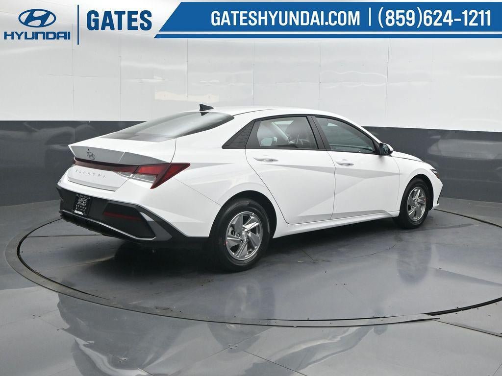New 2026 Hyundai Elantra SE FWD image 2