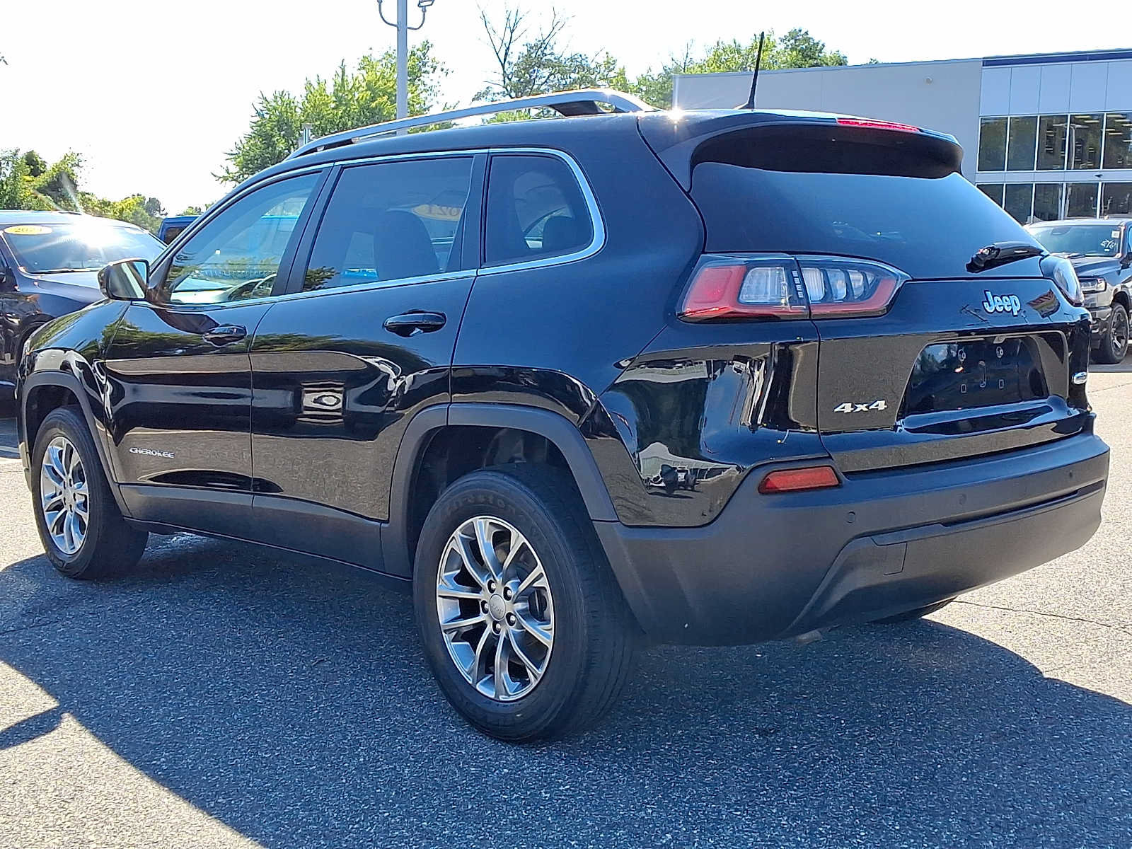 Used 2021 Jeep Cherokee Latitude Plus AWD/4WD image 4