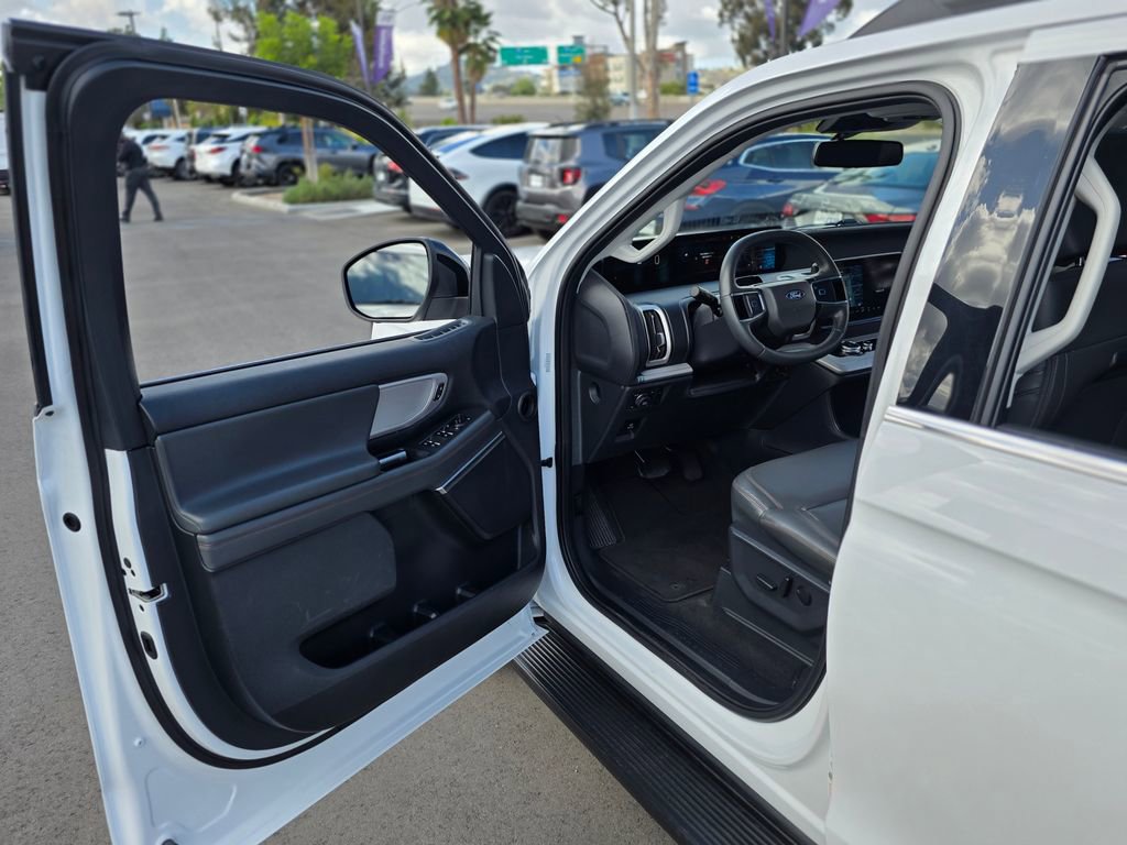 Used 2025 Ford Expedition Active AWD/4WD image 44