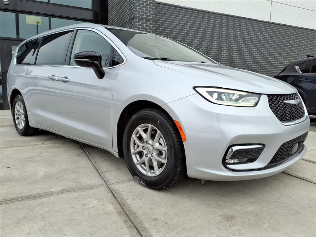 Used 2024 Chrysler Pacifica Touring-L FWD video 1