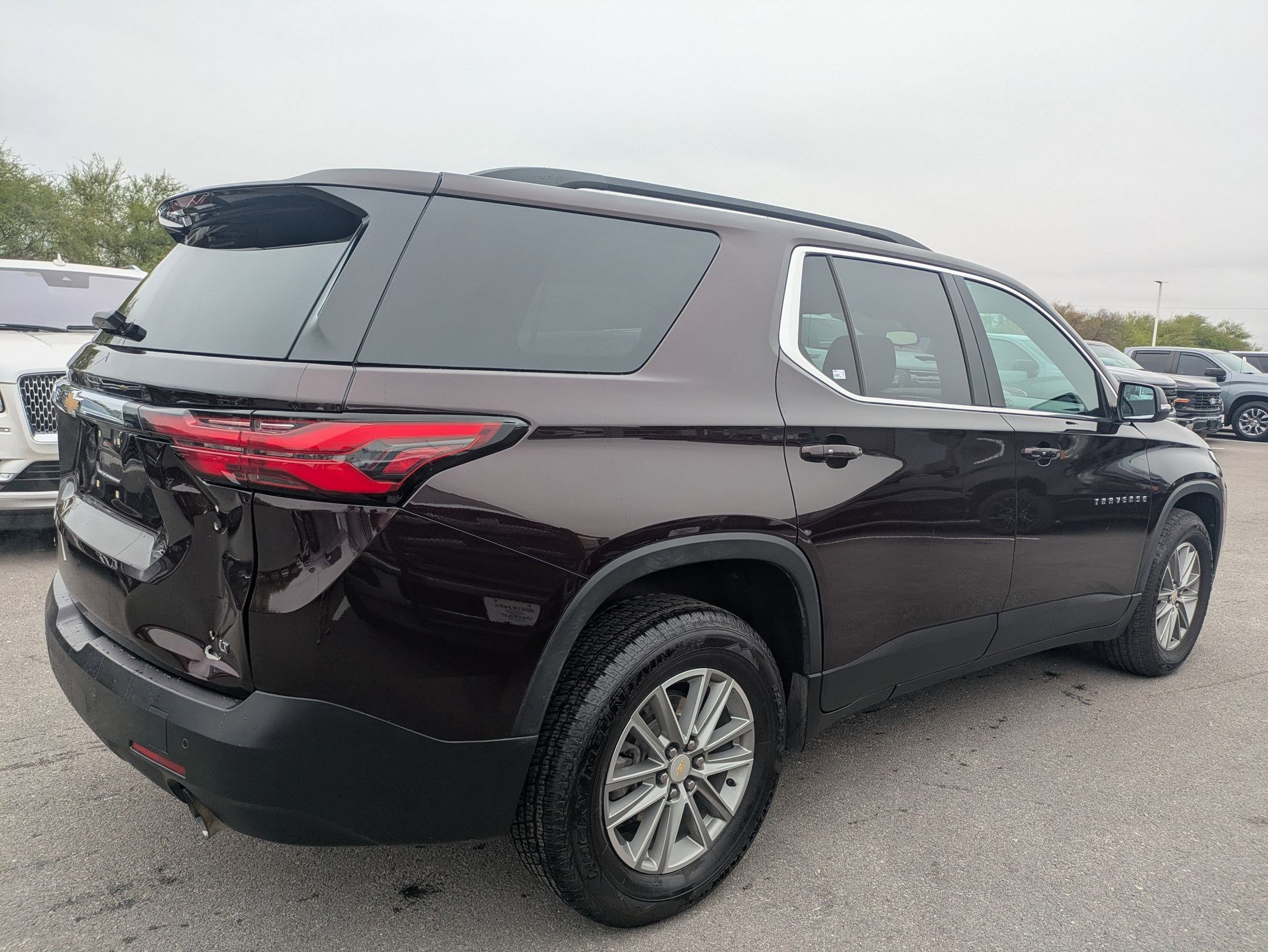 Used 2022 Chevrolet Traverse LT image 2