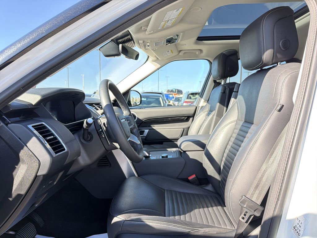 Used 2024 Land Rover Discovery S image 3