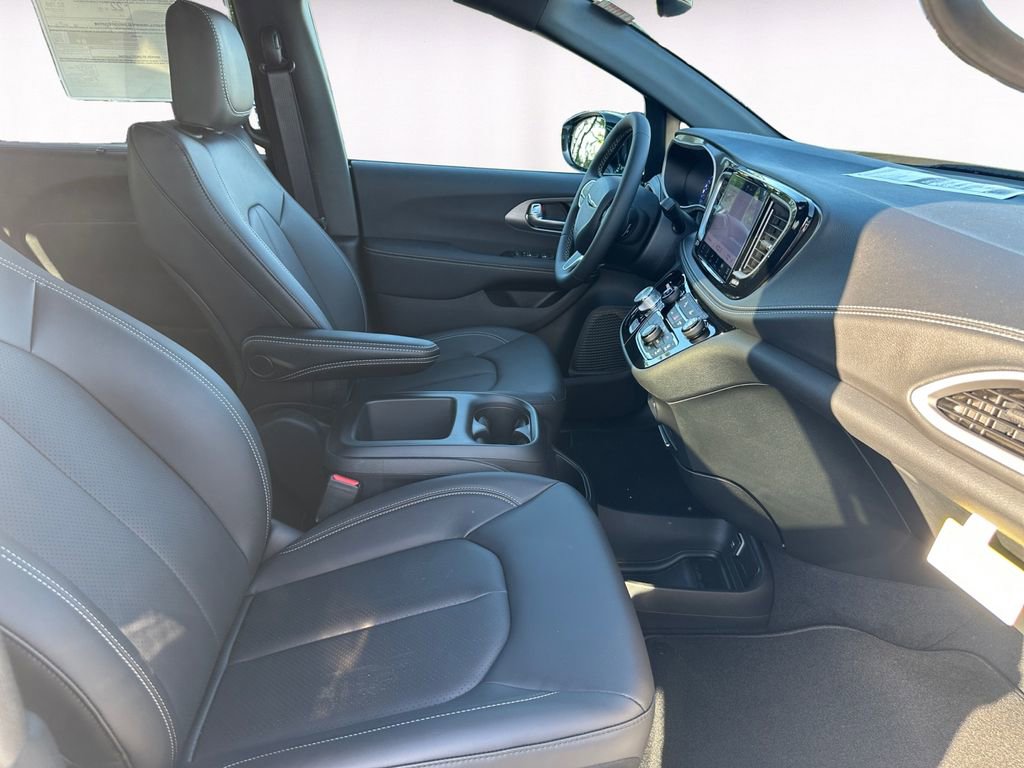 New 2026 Chrysler Pacifica Select image 15