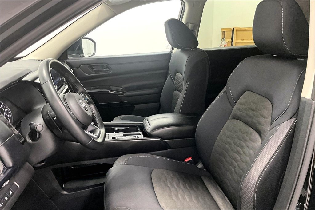 Used 2025 Nissan Pathfinder SV FWD image 26