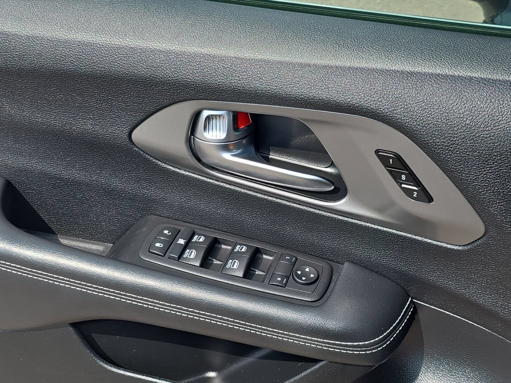 Used 2025 Chrysler Pacifica Select FWD image 30