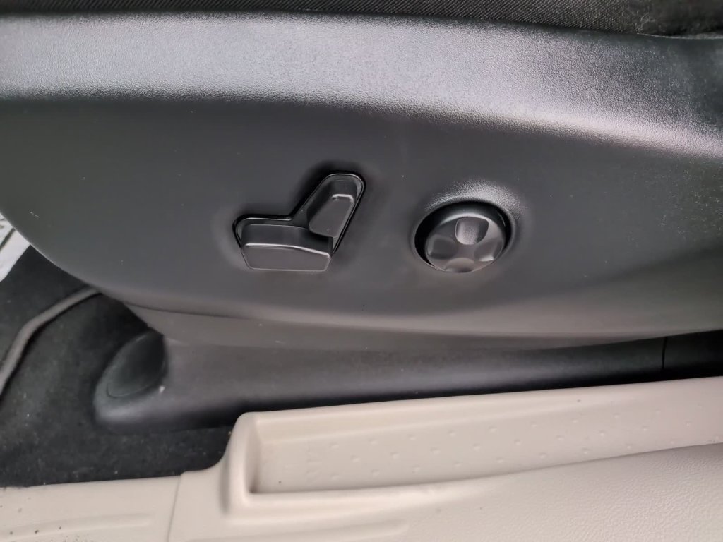 Used 2024 Chrysler Pacifica Touring-L FWD image 17