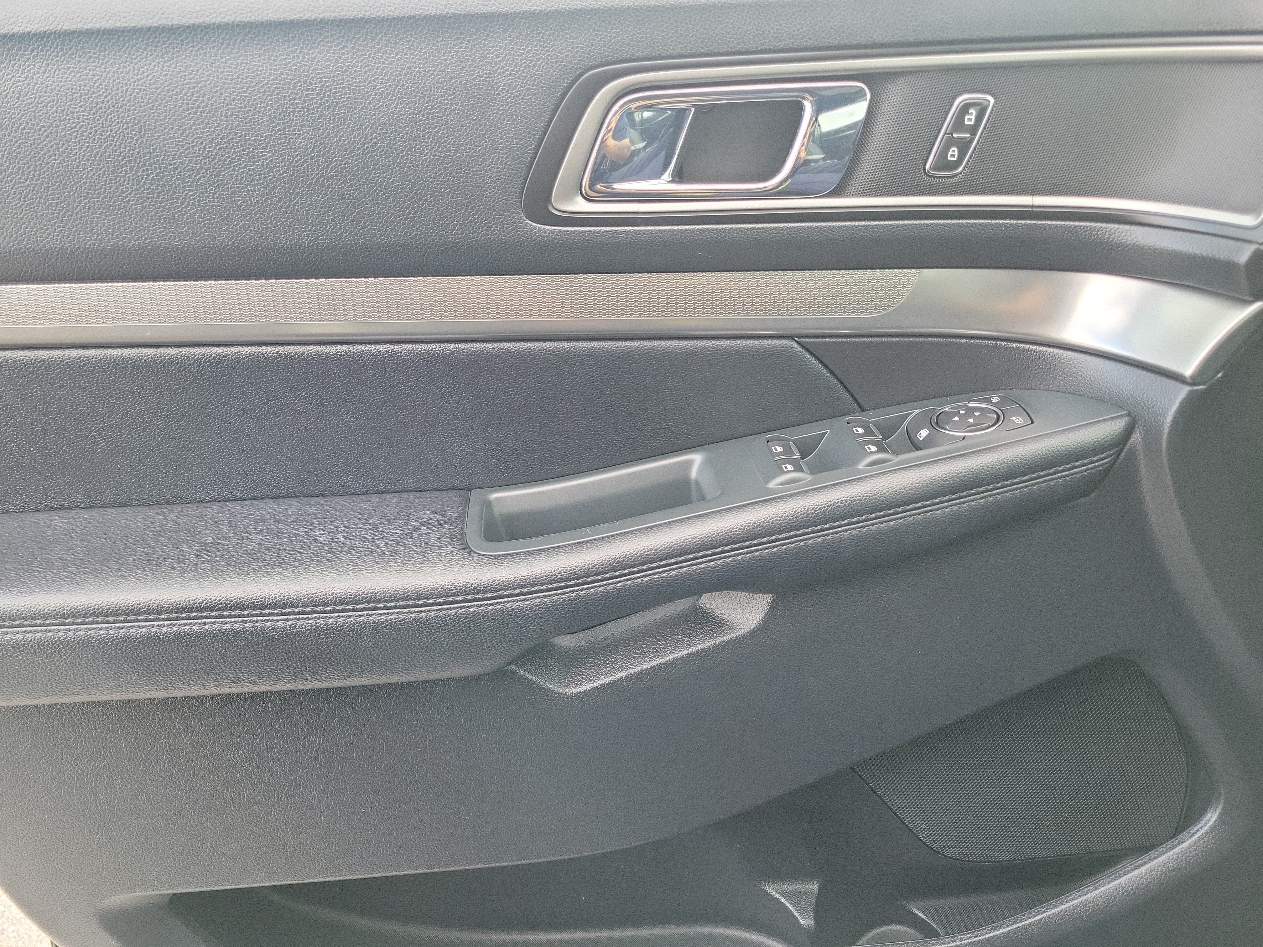 Used 2018 Ford Explorer XLT w/ Equipment Group 202A FWD image 32