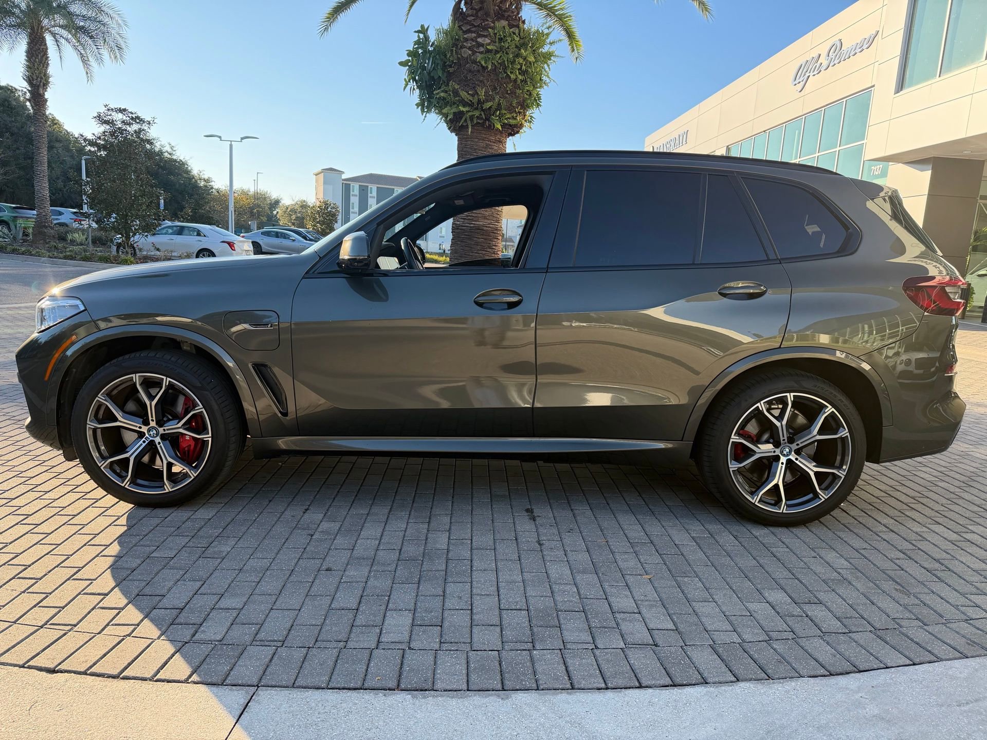 Used 2022 BMW X5 xDrive45e w/ M Sport Package image 11