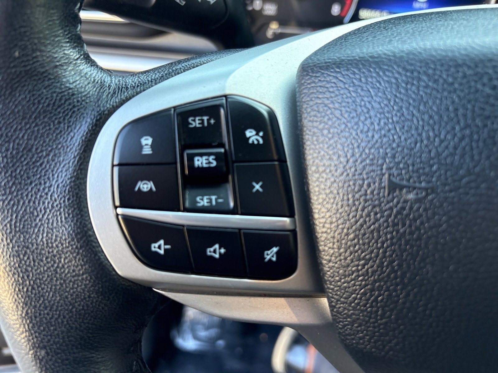 Used 2022 Ford Explorer XLT w/ Equipment Group 202A image 22