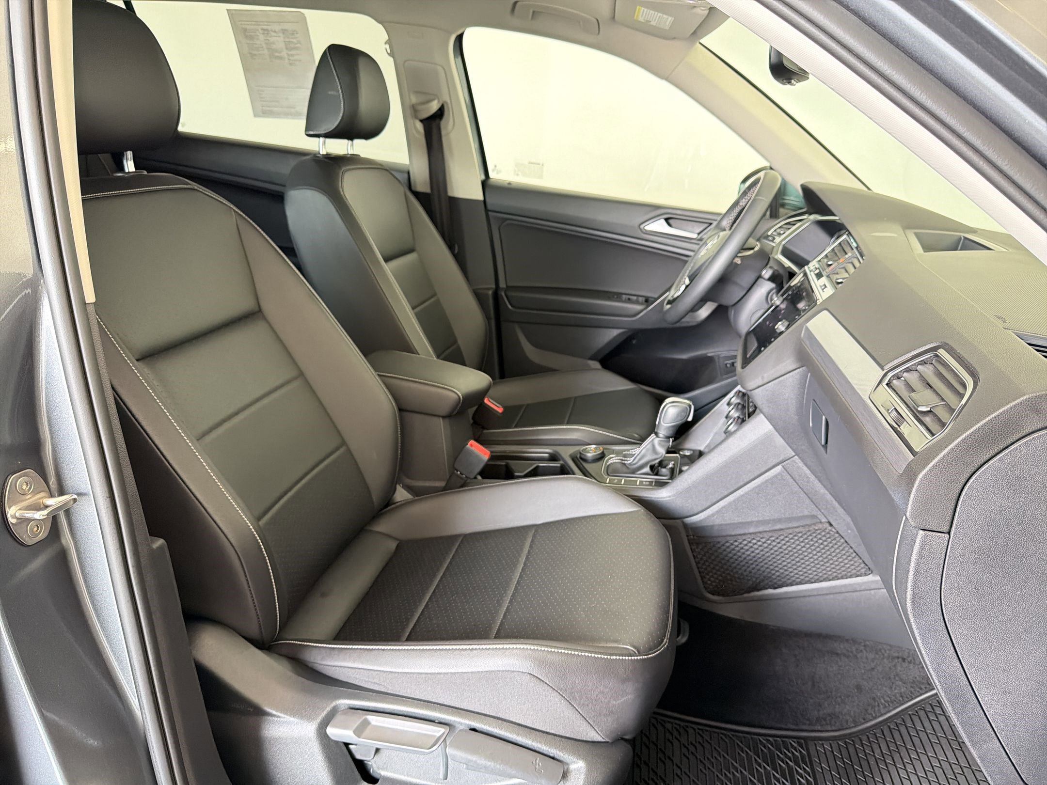 Used 2021 Volkswagen Tiguan SEL w/ 2-Row Tiguan MDO Package AWD/4WD image 31