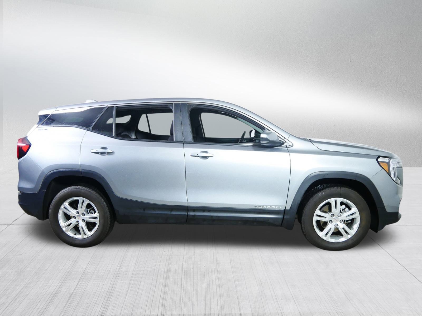 Used 2024 GMC Terrain SLE image 8