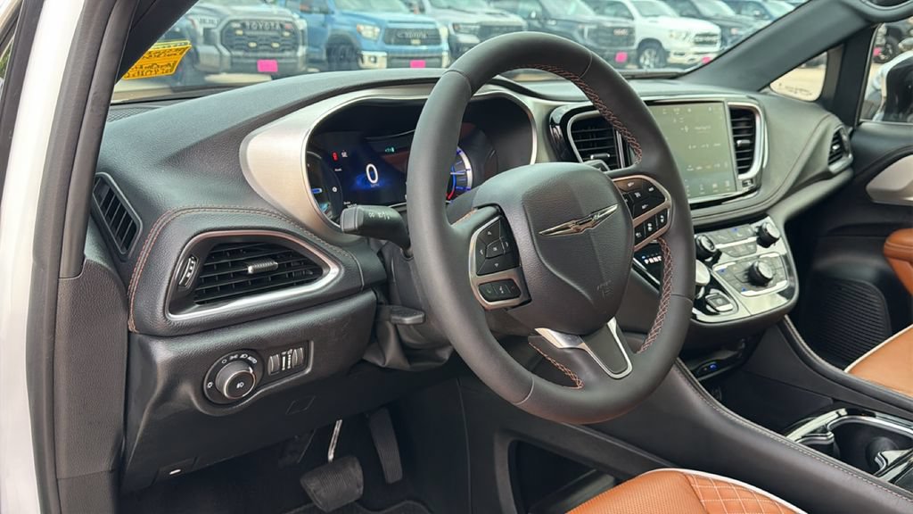 Used 2025 Chrysler Pacifica Pinnacle FWD image 16