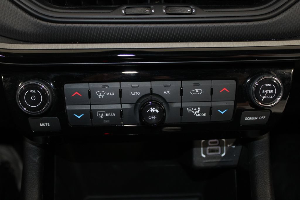 Used 2025 Jeep Compass Trailhawk AWD/4WD image 39