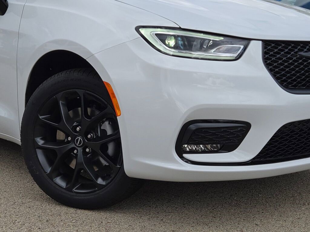 New 2026 Chrysler Pacifica Limited w/ S Appearance Package image 3