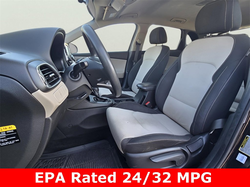 Used 2018 Hyundai Elantra GT image 3