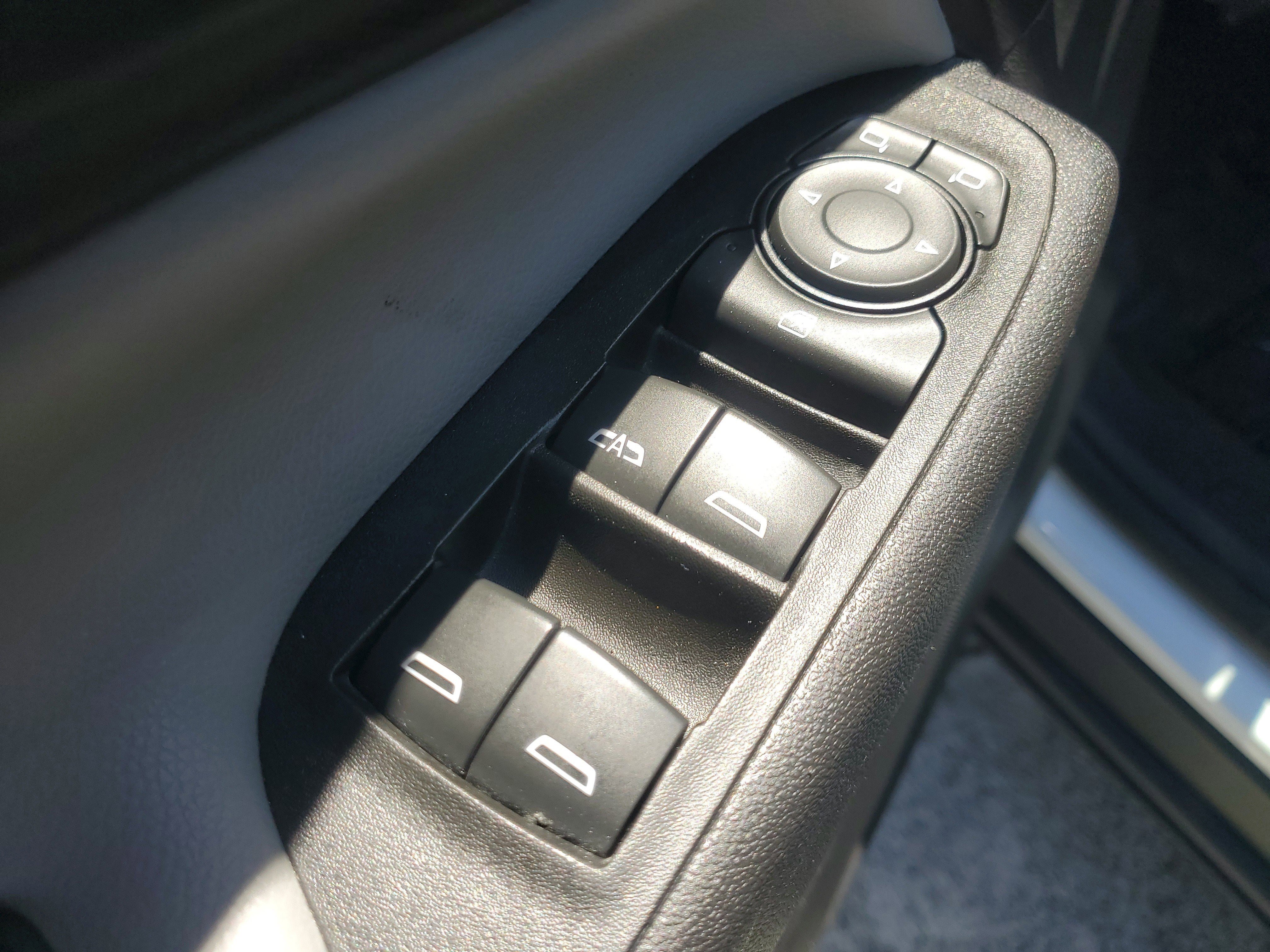 Used 2020 Chevrolet Equinox LS FWD image 19