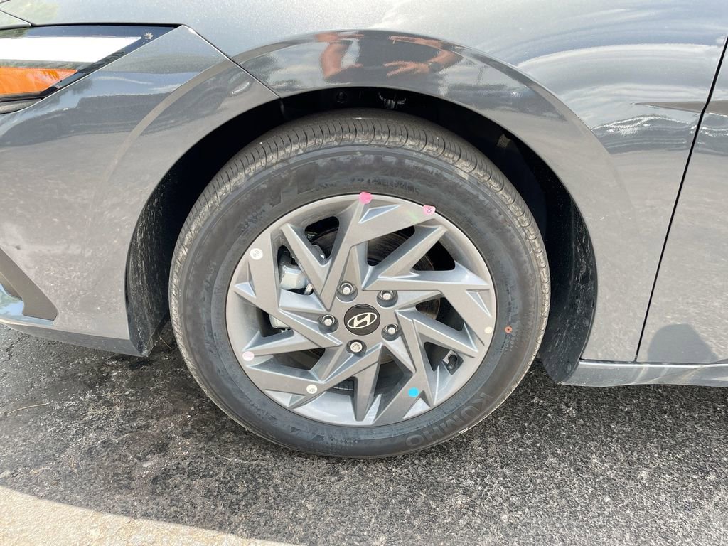 Used 2025 Hyundai Elantra Blue image 37