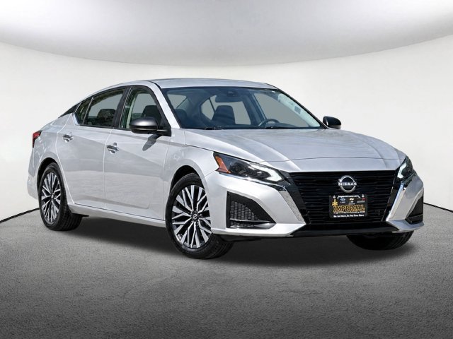 Used 2024 Nissan Altima 2.5 SV AWD/4WD image 2