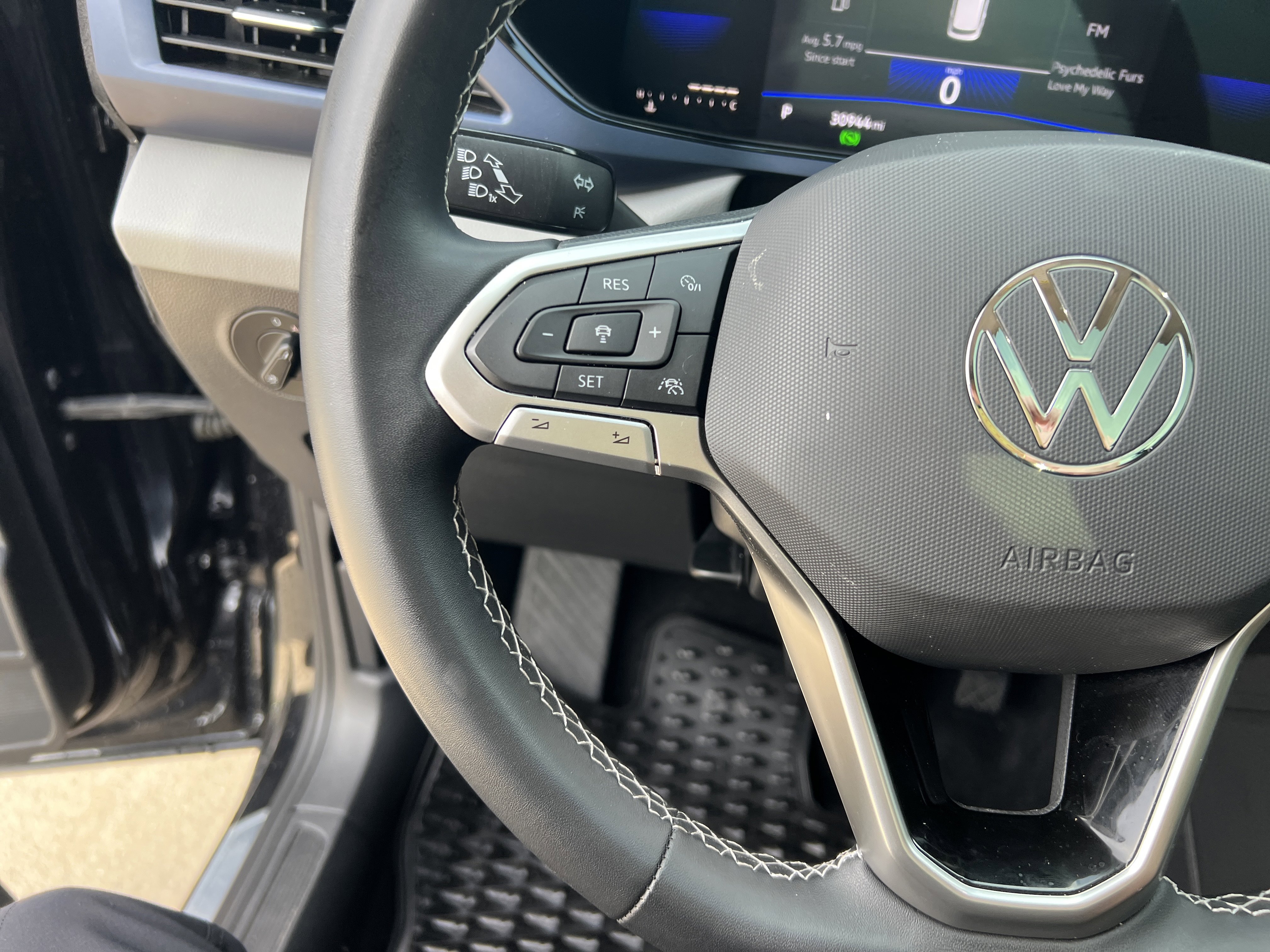 Used 2022 Volkswagen Taos SE w/ Panoramic Sunroof Package FWD image 17