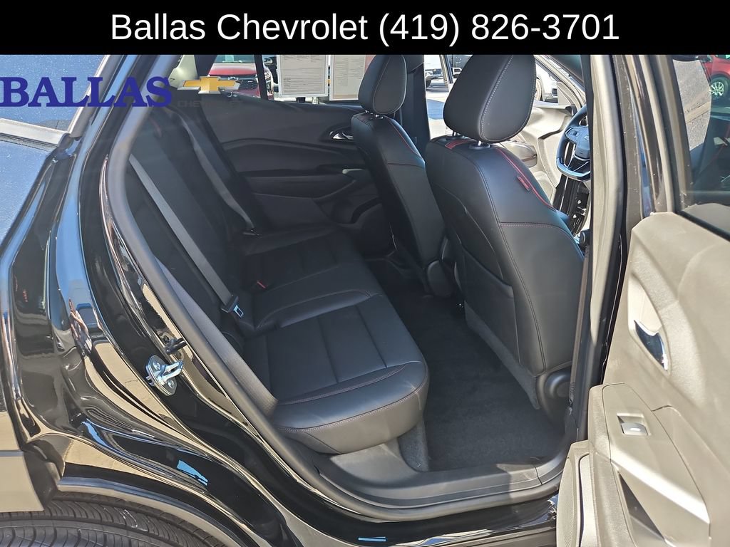 Used 2025 Chevrolet Trax RS w/ Sunroof Package FWD image 27