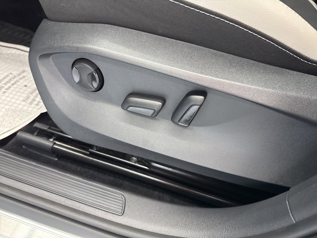 Certified 2025 Volkswagen Taos SE image 11