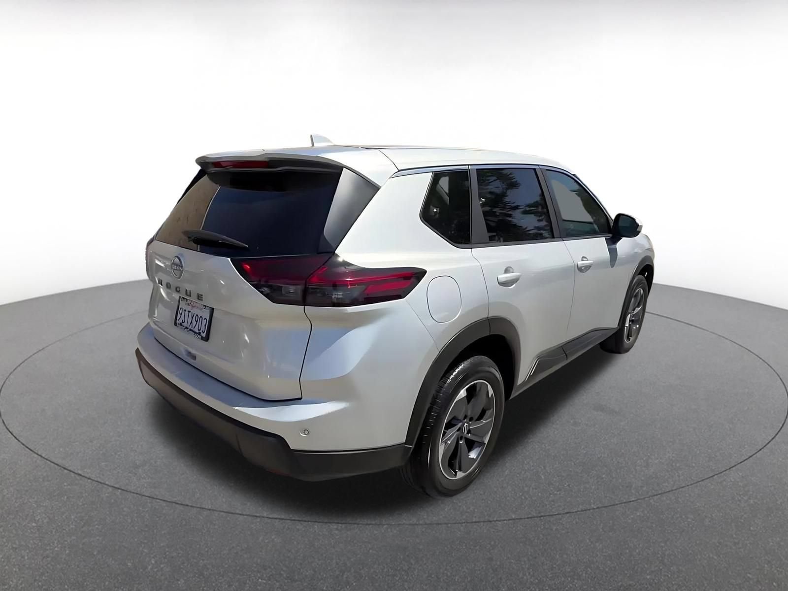 Used 2025 Nissan Rogue SV FWD image 16
