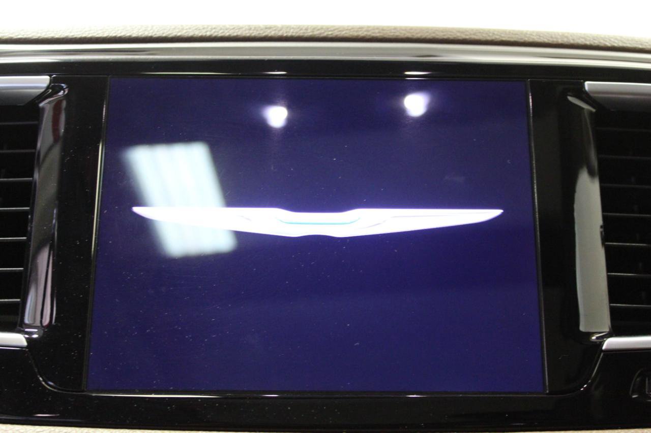 Used 2018 Chrysler Pacifica Limited w/ Tire & Wheel Group FWD image 15