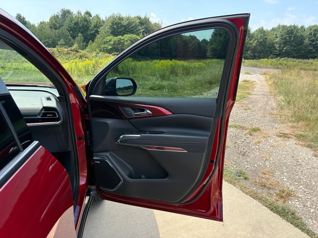 Used 2025 Chevrolet Traverse RS w/ LPO, Floor Liner Package FWD image 39