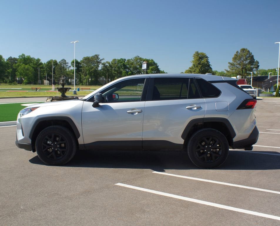 Used 2022 Toyota RAV4 LE FWD image 11