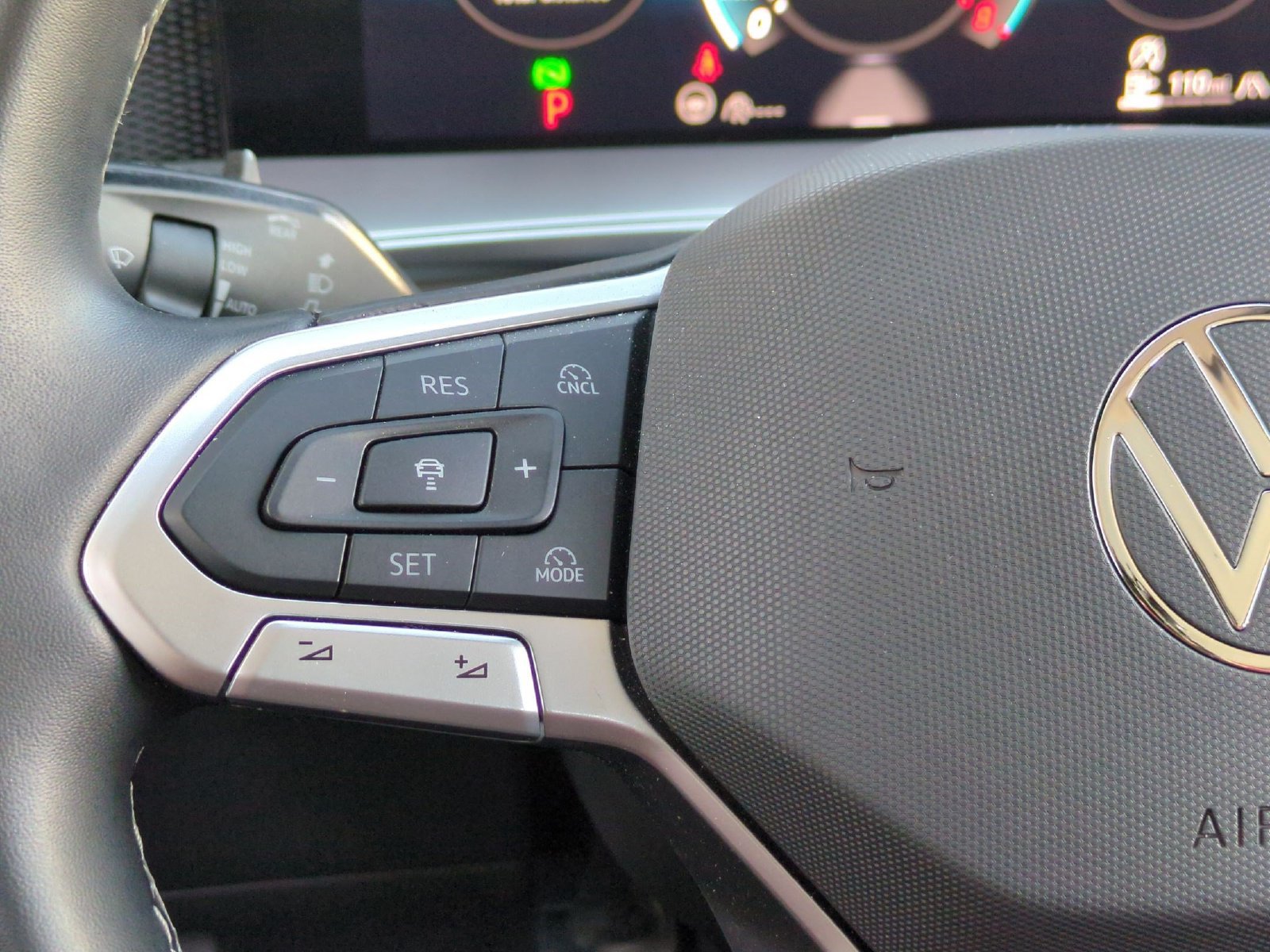Used 2025 Volkswagen Tiguan SE w/ Panoramic Sunroof Package AWD/4WD image 10