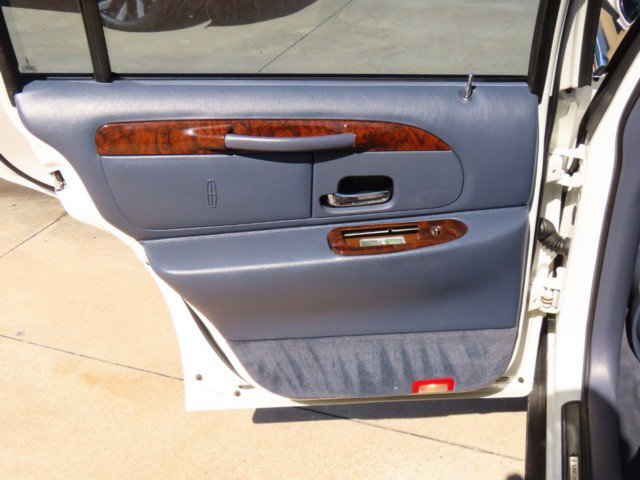 Used 2000 Lincoln Town Car Signature image 16
