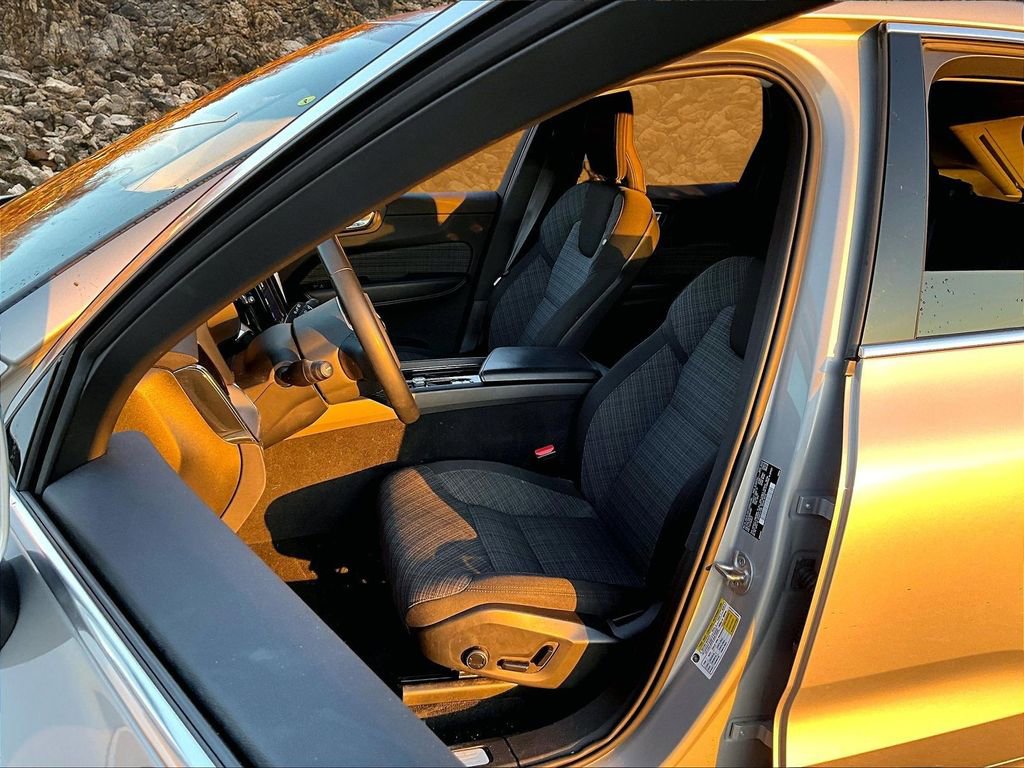 Used 2022 Volvo XC60 B5 Momentum image 21