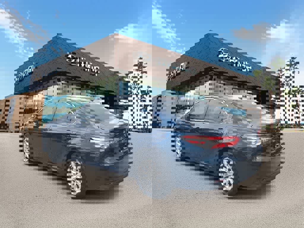 Used 2020 Toyota Camry LE image 2