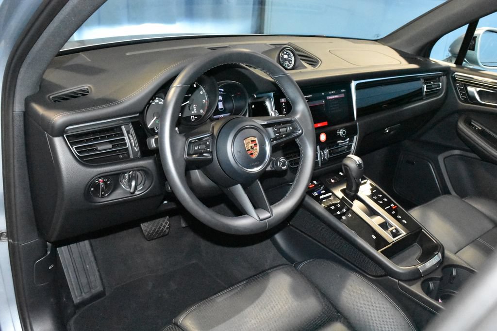 Certified 2026 Porsche Macan AWD/4WD image 4