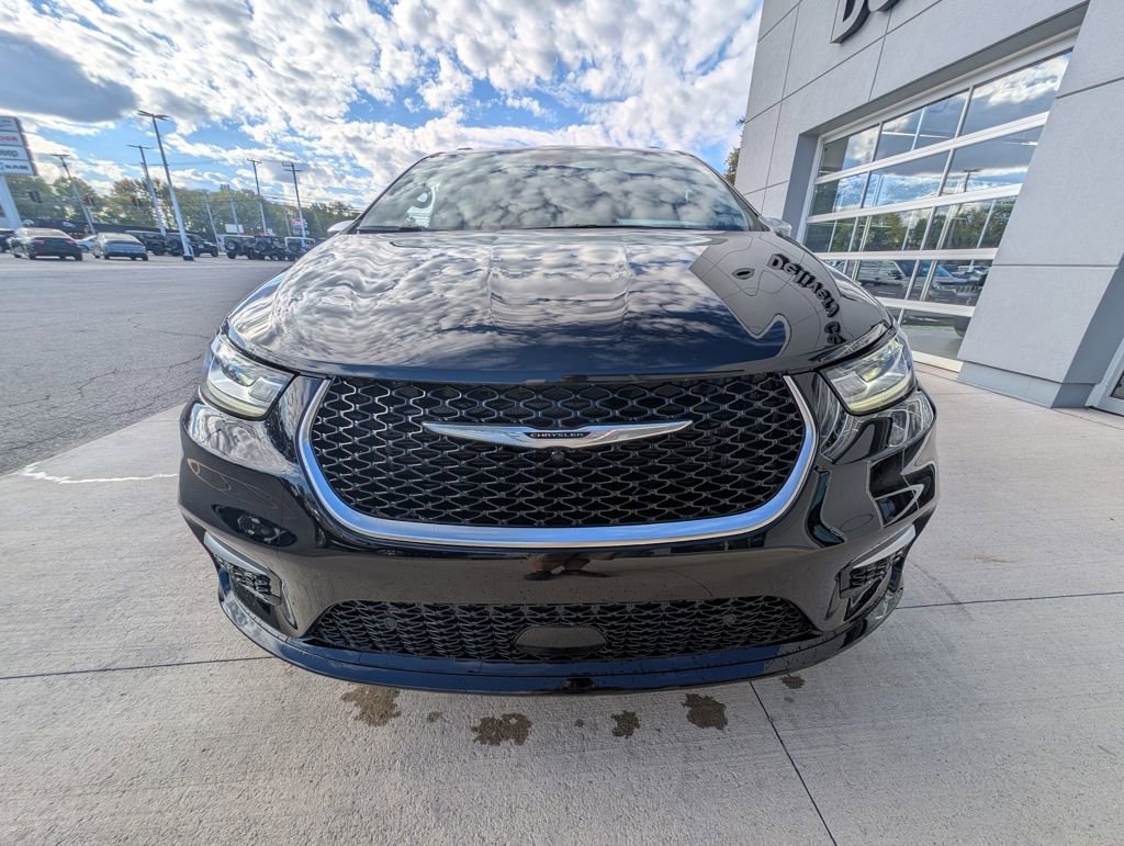 New 2026 Chrysler Pacifica Pinnacle w/ Trailer Tow Group FWD image 10