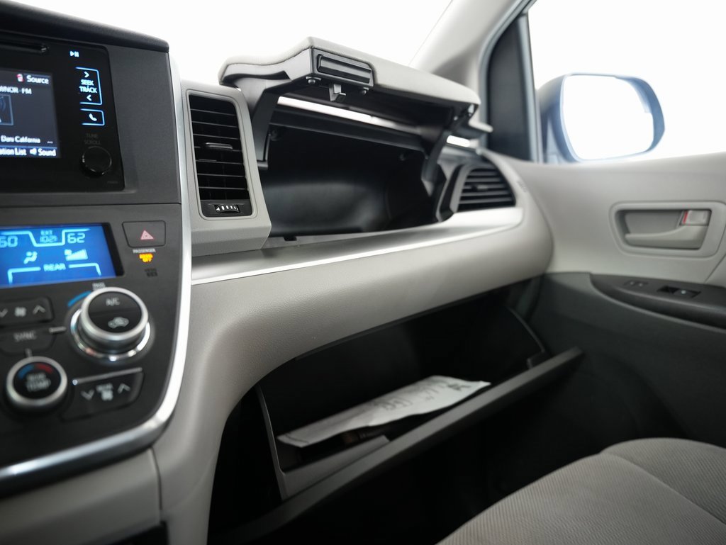 Used 2015 Toyota Sienna L image 47