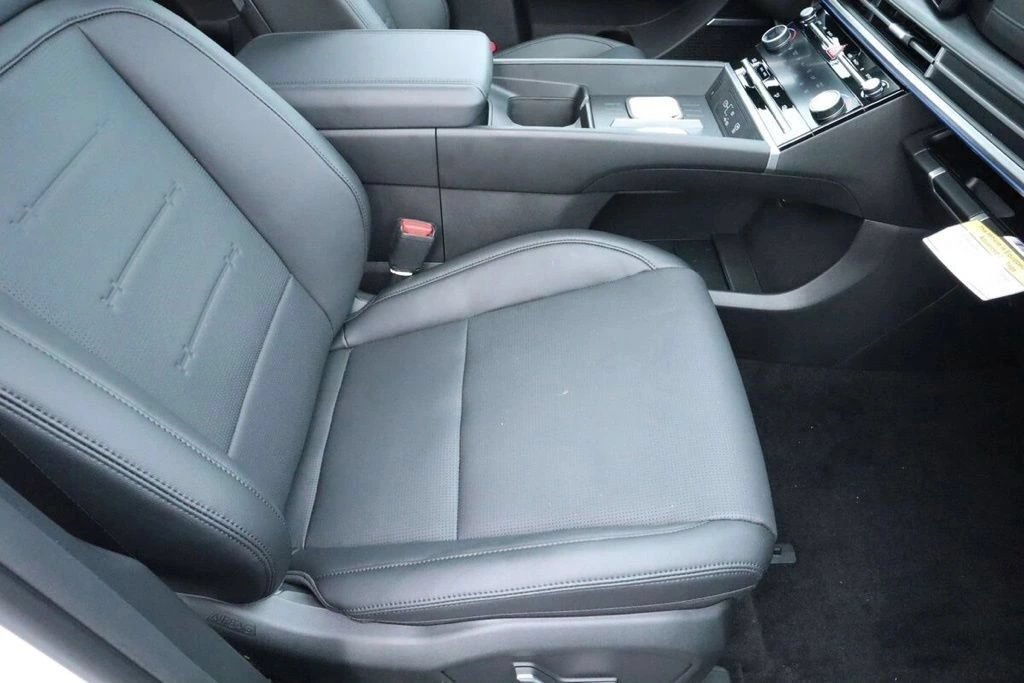 Used 2025 Hyundai Santa Fe Limited AWD/4WD image 14