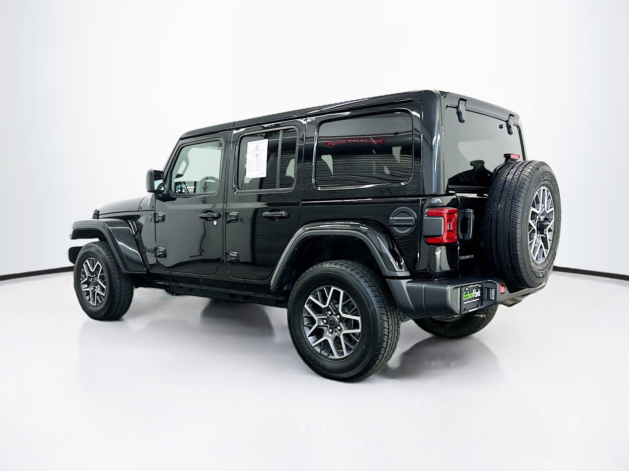 Used 2025 Jeep Wrangler Sahara image 5