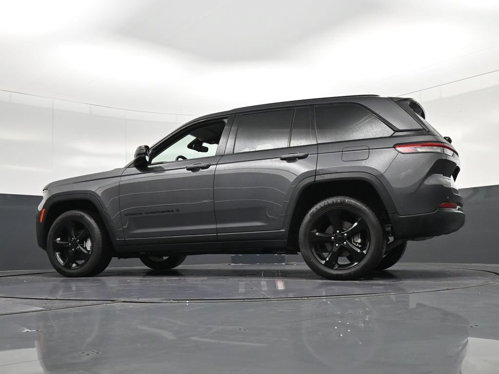 Used 2024 Jeep Grand Cherokee Limited w/ Black Appearance Package AWD/4WD image 38